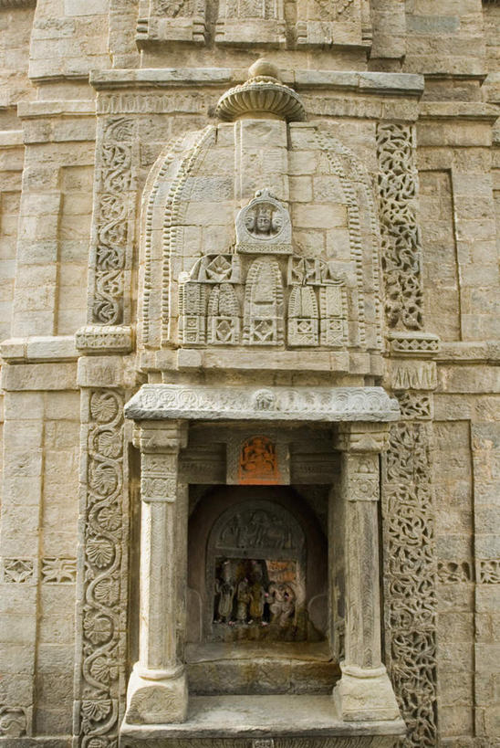 无人,寺庙,竖图,室外,白天,正面,旅游,度假,名胜古迹,标志建筑,地标,建筑,雕塑,印度,亚洲,阴影,节日,遗迹,艺术,装饰,光线,雕刻,雕像,影子,墙,燃烧,古迹,文化,文物,娱乐,建设,古建筑,石雕,墙壁,墙面,阳光,香火,工艺品,庙宇,祈祷,享受,休闲,健康,旅游胜地,放松,许愿,宗教,信仰,纪念,祈求,美术,主题,南亚,陈列,古文明,喜马偕尔邦,印度共和国,功能,美学,高山之州,喜马偕尔,纳拉亚那庙,天女神庙,平安,彩图,庙,寺