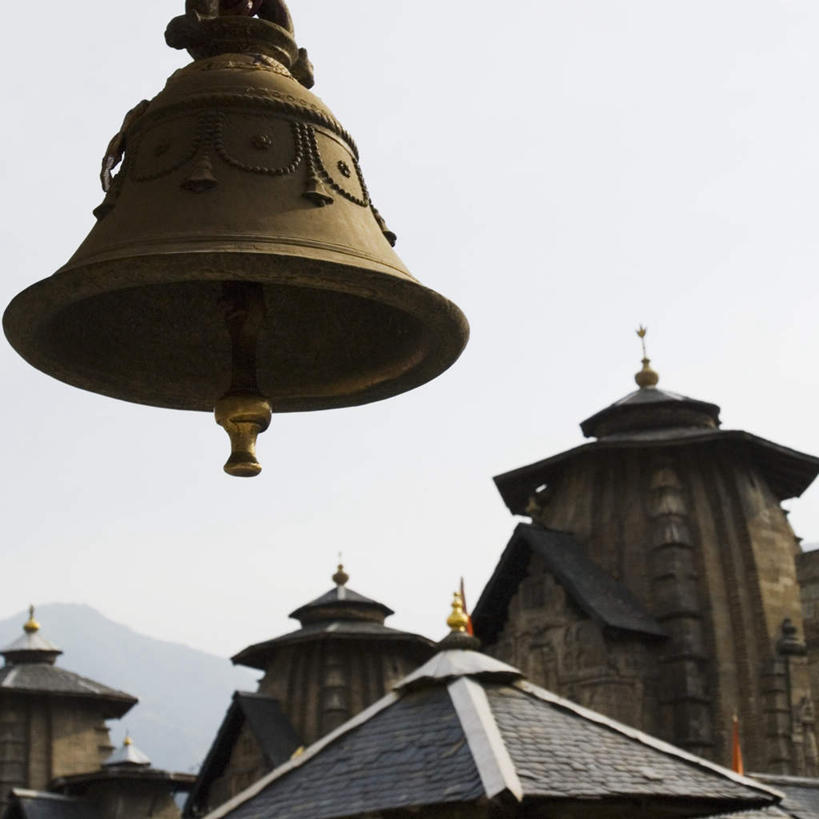 无人,寺庙,横图,室内,白天,仰视,旅游,度假,名胜古迹,标志建筑,地标,建筑,印度,亚洲,节日,遗迹,瓦片,屋顶,燃烧,顶棚,瓦,古迹,文化,文物,娱乐,建设,古建筑,祈愿,香火,庙宇,祈祷,享受,休闲,健康,旅游胜地,放松,许愿,宗教,建造,信仰,纪念,祈求,信号,南亚,报时,古文明,屋瓦,喜马偕尔邦,印度共和国,召集,高山之州,喜马偕尔,鸣钟,纳拉亚那庙,天女神庙,平安,钟,彩图,低角度拍摄,庙,寺