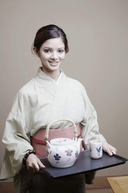 一个人,站,捧,笑,微笑,露齿笑,竖图,室内,白天,正面,民族服装,杯子,餐具,亚洲,仅一个年轻女性,仅一个女性,仅一个人,黄色背景,和服,碟子,壶,盘,注视,水壶,一个,盘子,茶壶,容器,水杯,碟,观察,看,站着,摄影,服饰,影棚,单个,观看,察看,关注,吴服,唐草,唐花,唐锦,年轻女性,女人,女性,亚洲人,印度人,茶杯,端,端着,捧着,手捧,站立,半身,彩图,影棚拍摄,传统服装,民俗服,拍摄