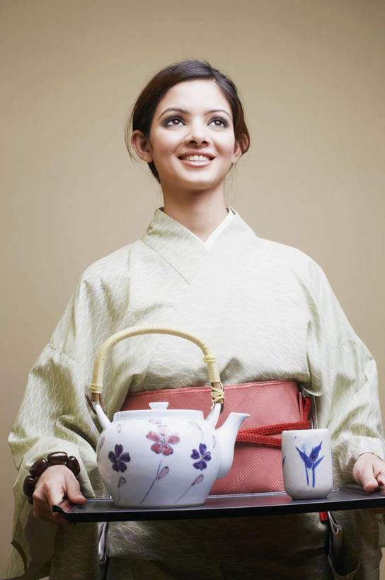 一个人,站,捧,笑,微笑,露齿笑,竖图,室内,白天,正面,民族服装,杯子,餐具,亚洲,仅一个年轻女性,仅一个女性,仅一个人,黄色背景,和服,碟子,壶,盘,注视,水壶,一个,盘子,茶壶,容器,水杯,碟,观察,看,站着,摄影,服饰,影棚,单个,观看,察看,关注,吴服,唐草,唐花,唐锦,年轻女性,女人,女性,亚洲人,印度人,茶杯,端,端着,捧着,手捧,站立,半身,彩图,影棚拍摄,传统服装,民俗服,拍摄