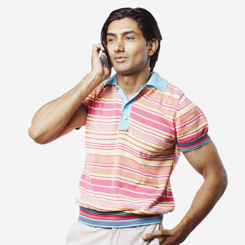 一个人,站,打电话,横图,室内,白天,白色背景,正面,电话,手机,亚洲,仅一个男性,仅一个人,握,服装,拿,拿着,注视,休闲装,通讯设备,仅一个年轻男性,衣服,观察,看,站着,休闲,休闲服,握着,摄影,服饰,影棚,观看,察看,关注,手插袋,单手插袋,单手抄兜,单手放兜,交流,男人,男性,年轻男性,亚洲人,印度人,插兜,沟通,手插兜,手放口袋,通话,站立,半身,彩图,影棚拍摄,拍摄,手抄兜