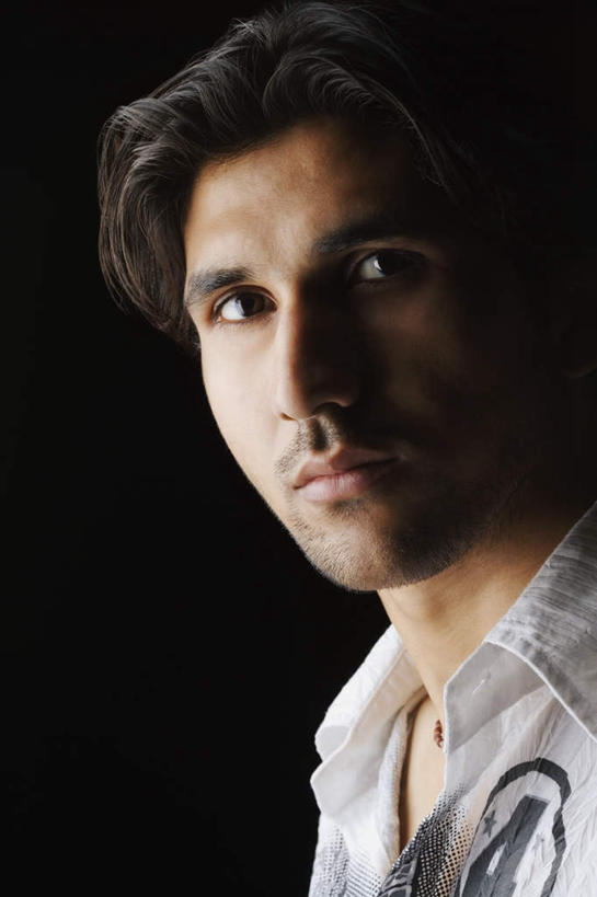 一个人,竖图,室内,白天,正面,亚洲,仅一个男性,仅一个人,黑色背景,仅一个年轻男性,摄影,影棚,男人,男性,年轻男性,亚洲人,印度人,半身,彩图,影棚拍摄,拍摄