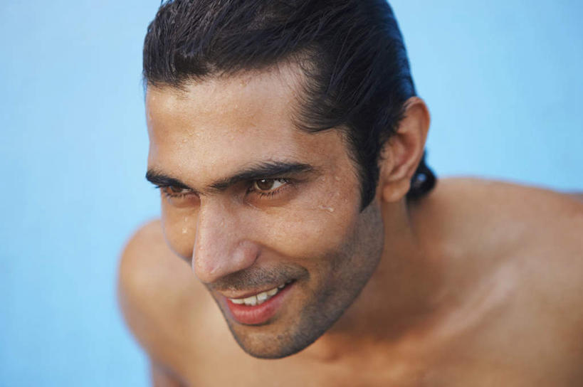 脸,头,脸颊,脖子,锁骨,肩胛骨,胸骨,肋骨,一个人,体育馆,游泳池,笑,微笑,露齿笑,横图,俯视,室外,特写,白天,水,亚洲,仅一个男性,仅一个人,水池,水面,注视,泳池,肩膀,仅一个年轻男性,观察,看,观看,察看,游泳馆,关注,胸椎,腰骨,肋软骨,男人,男性,年轻男性,亚洲人,印度人,头部,脖,颈,颈部,脸部,脸蛋,面部,半身,彩图,高角度拍摄