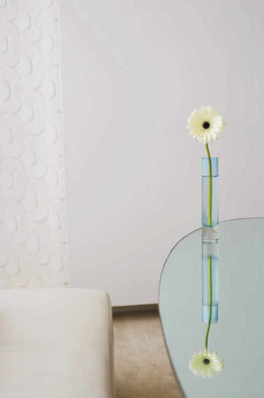 无人,客厅,竖图,室内,特写,白天,正面,快乐,幸福,智慧,沙发,桌子,花瓶,玻璃,艺术,盛开,玛格丽特,花蕾,茶几,文化,玻璃制品,雏菊,花,花瓣,花朵,鲜花,一朵,一个,插花,玻璃瓶,瓶子,花苞,花蕊,菊花,活力,单个,希望,插花艺术,创造,起居室,坚强,创作,和平,想象,布艺沙发,离别,延命菊,幸福花,春菊,马兰头花,暗恋,纯情,单恋,客堂,天真,彩图,愉快