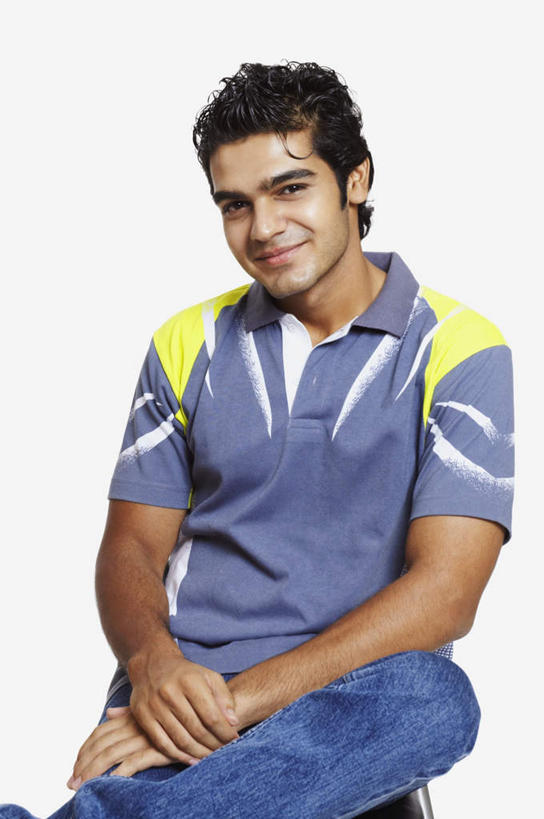 一个人,坐,笑,微笑,露齿笑,竖图,室内,白天,白色背景,正面,亚洲,仅一个男性,仅一个人,服装,二郎腿,注视,休闲装,仅一个年轻男性,衣服,观察,看,休闲,休闲服,摄影,服饰,影棚,观看,察看,关注,男人,男性,年轻男性,亚洲人,印度人,坐着,半身,彩图,影棚拍摄,拍摄