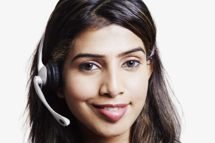 脸,头,脸颊,头发,一个人,笑,微笑,露齿笑,横图,室内,特写,白天,白色背景,正面,通讯,客服,亚洲,仅一个年轻女性,仅一个女性,仅一个人,信息,棕色,话务员,注视,耳机,耳麦,话筒,观察,看,服务,通信,摄影,影棚,观看,协调,察看,麦克风,头戴式耳麦,关注,销售,客服人员,电话销售,接待员,年轻女性,女人,女性,亚洲人,印度人,头部,长发,卷发,脸部,脸蛋,面部,接线员,半身,彩图,影棚拍摄,拍摄,头戴式耳机