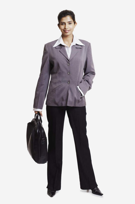 一个人,商务人士,商务女性,站,竖图,室内,白天,白色背景,正面,亚洲,仅一个年轻女性,仅一个女性,仅一个人,握,套装,包,公文包,拿,拿着,注视,观察,看,站着,握着,摄影,影棚,公事包,观看,察看,关注,商务装,手插袋,单手插袋,工薪阶层,单手抄兜,单手放兜,年轻女性,女人,女性,亚洲人,印度人,白领,上班族,插兜,手插兜,手放口袋,站立,彩图,全身,影棚拍摄,拍摄,手抄兜