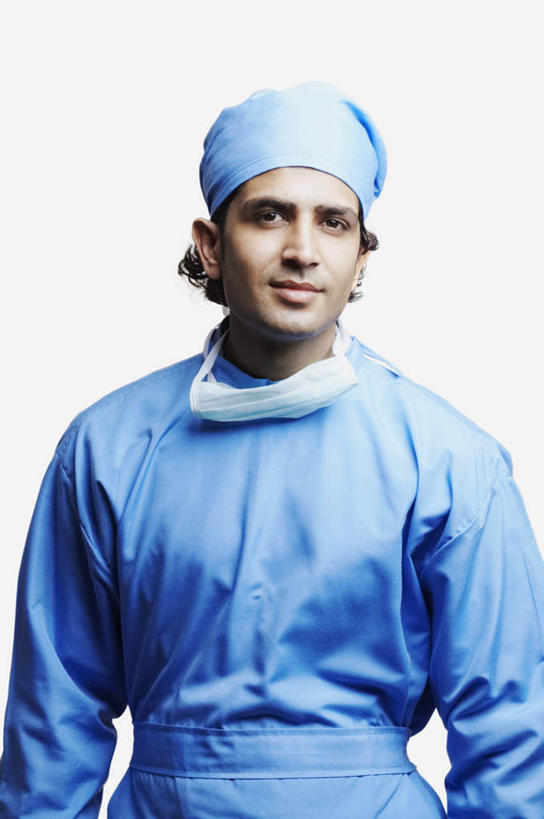 一个人,医生,站,笑,微笑,竖图,室内,白天,白色背景,正面,帽子,亚洲,仅一个男性,仅一个人,分离,过滤,分开,注视,仅一个年轻男性,口罩,观察,看,站着,医护人员,医疗人员,隔断,遮掩,摄影,影棚,观看,隔离,察看,卫生,掩盖,遮挡,白大褂,关注,净化,间隔,预防,遮盖,防尘,医生帽,掩饰,断绝,隔开,屏蔽,屏绝,远离,中断,阻遏,阻隔,男人,男性,年轻男性,亚洲人,印度人,大夫,站立,半身,彩图,影棚拍摄,拍摄