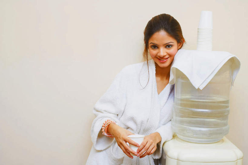 一个人,站,笑,微笑,露齿笑,横图,室内,白天,正面,浴袍,按摩,美容,亚洲,仅一个年轻女性,仅一个女性,仅一个人,护肤,注视,装饰品,饰品,手链,首饰,观察,看,靠着,站着,保养,享受,休闲,放松,SPA水疗,保健,温泉浴场,手镯,观看,察看,饮水机,关注,镯子,养颜,年轻女性,女人,女性,亚洲人,印度人,矿泉疗养地,站立,半身,彩图,汤帷子,浴衣,水疗