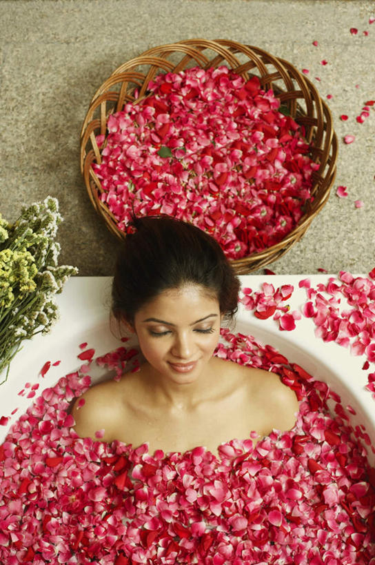 一个人,闭眼,笑,微笑,露齿笑,竖图,俯视,室内,白天,爱情,按摩,美容,洗澡,幸福,纯洁,热情,卫生间,浴室,玫瑰,亚洲,仅一个年轻女性,仅一个女性,仅一个人,护肤,盛开,篮子,玫瑰花,筐子,浪漫,花蕾,干净,花,花瓣,花朵,鲜花,浴缸,花苞,花蕊,清洁,保养,享受,休闲,健康,温暖,温馨,恩爱,放松,SPA水疗,保健,温泉浴场,和睦,卫生,感动,卫浴设备,养颜,尊敬,泡汤,水管装置,天真,刺玫花,徘徊花,年轻女性,女人,女性,亚洲人,印度人,淋浴房,矿泉疗养地,闭眼睛,闭着眼,闭着眼睛,半身,彩图,高角度拍摄,沐浴,水疗,冲凉房,沐浴间,沐浴室,融洽