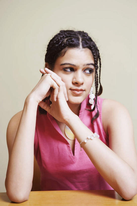 一个人,坐,竖图,室内,白天,正面,裙子,餐桌,桌面,桌子,亚洲,仅一个年轻女性,仅一个女性,仅一个人,撑,连衣裙,服装,木制,托腮,注视,装饰品,衣服,红色,耳环,木制品,饰品,手链,首饰,观察,看,托,斜视,服饰,手镯,餐台,观看,察看,衣着,穿着,关注,托下巴,镯子,耳饰,衣饰,年轻女性,女人,女性,亚洲人,印度人,坐着,半身,彩图