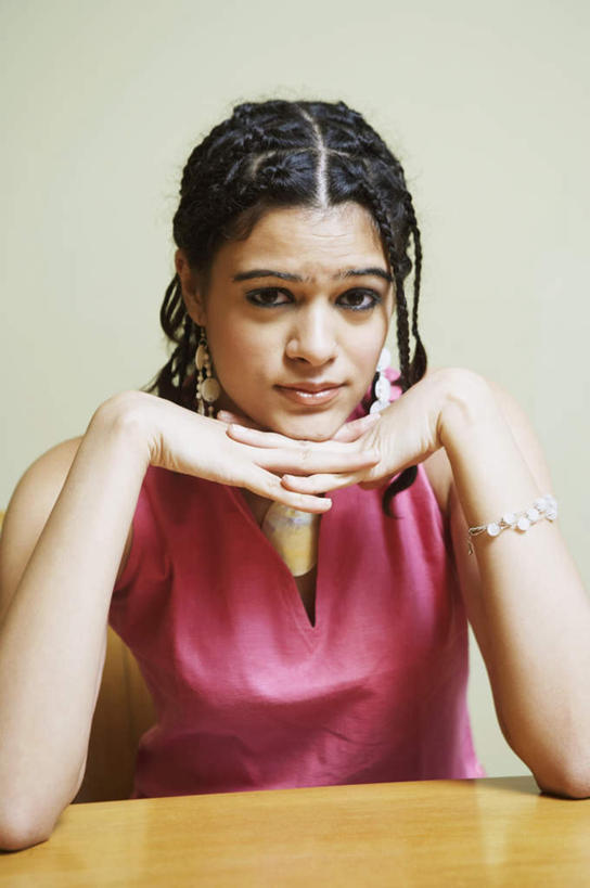 一个人,竖图,室内,白天,正面,裙子,餐桌,桌面,桌子,亚洲,仅一个年轻女性,仅一个女性,仅一个人,撑,连衣裙,服装,木制,托腮,装饰品,衣服,红色,耳环,木制品,饰品,手链,首饰,托,服饰,手镯,餐台,衣着,穿着,托下巴,镯子,耳饰,衣饰,年轻女性,女人,女性,亚洲人,印度人,半身,彩图