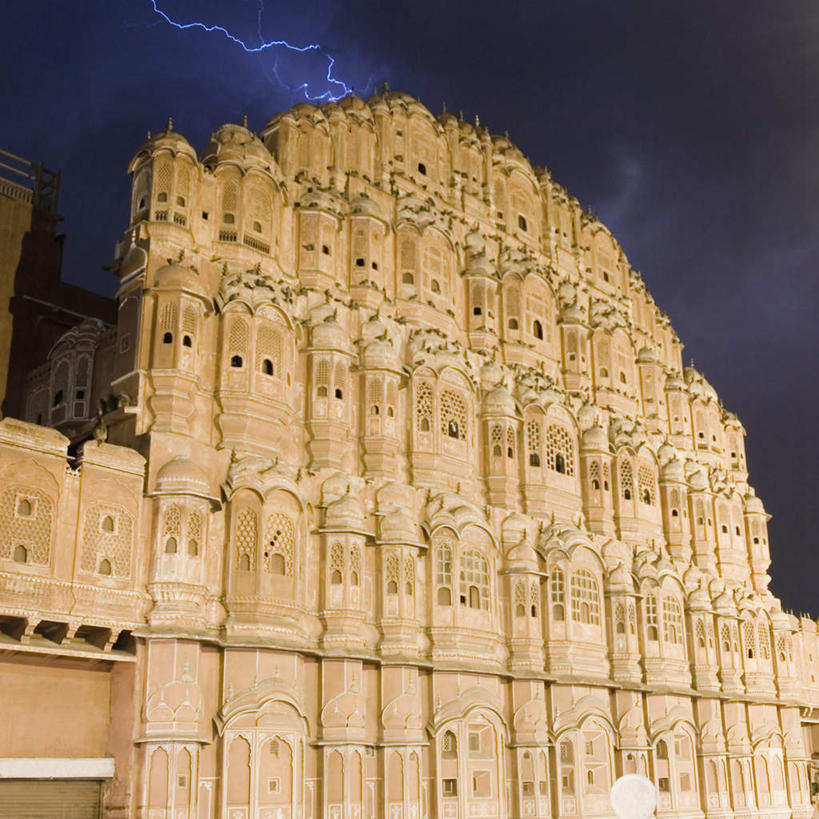 无人,家,宫殿,横图,室外,夜晚,仰视,旅游,度假,名胜古迹,植物,标志建筑,地标,建筑,路灯,照明,印度,亚洲,阴影,遗迹,光线,影子,房屋,屋子,公寓,灯光,古迹,文物,娱乐,建设,古建筑,洋房,楼房,住宅,灯,树,树木,绿色,自然,享受,休闲,旅游胜地,放松,生长,成长,照亮,照明设备,南亚,古文明,首府,拉贾斯坦邦,拉贾斯坦,印度共和国,风宫,红粉之城,斋普尔,风之宫殿,彩图,低角度拍摄,房子