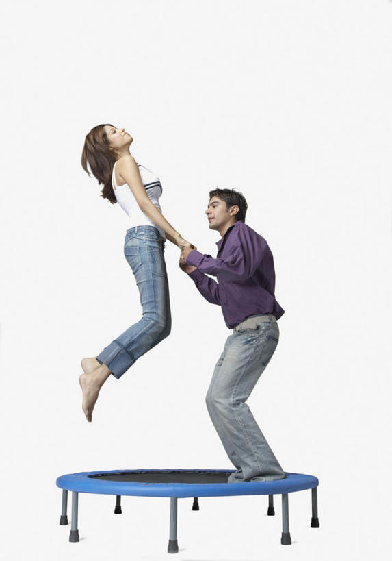 两个人,夫妻,站,跳,握手,竖图,室内,白天,白色背景,侧面,爱情,蹦床,亚洲,服装,浪漫,注视,休闲装,运动器械,衣服,观察,看,站着,休闲,休闲服,健身器械,恩爱,恋人,摄影,服饰,影棚,观看,察看,关注,健身器材,男人,男性,年轻男性,年轻女性,女人,女性,亚洲人,印度人,情侣,搀手,拉手,手搀手,手拉手,手牵手,手握手,跳跃,站立,彩图,全身,影棚拍摄,拍摄,伴侣,运动器材