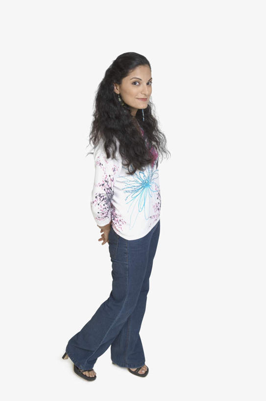 一个人,站,竖图,俯视,室内,白天,白色背景,亚洲,仅一个年轻女性,仅一个女性,仅一个人,服装,注视,休闲装,衣服,耳环,观察,看,站着,休闲,休闲服,摄影,服饰,影棚,观看,戴着,察看,关注,年轻女性,女人,女性,亚洲人,印度人,站立,彩图,高角度拍摄,全身,影棚拍摄,拍摄