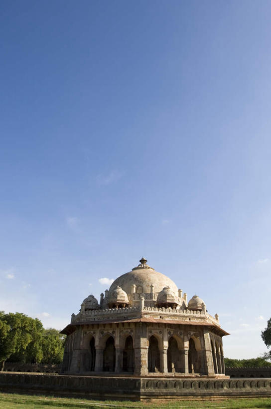 无人,竖图,室外,白天,正面,旅游,度假,名胜古迹,植物,门,标志建筑,地标,建筑,印度,亚洲,阴影,遗迹,光线,影子,柱子,墙,云,云朵,拱门,首都,云彩,古迹,文物,娱乐,建设,古建筑,墙壁,墙面,树,树木,蓝色,绿色,白云,蓝天,天空,阳光,自然,门框,天,享受,休闲,墓地,旅游胜地,放松,生长,晴朗,成长,皇帝,权威,坟墓,陵墓,高贵,南亚,坟场,古文明,新德里,印度共和国,权力,统治,权势,天子,九五之尊,圣上,统治者,陛下,官家,势力,胡马雍,胡马雍陵,晴空,彩图