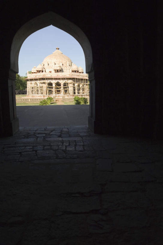 无人,竖图,室外,白天,正面,旅游,度假,名胜古迹,植物,门,标志建筑,地标,建筑,印度,亚洲,阴影,遗迹,光线,影子,墙,拱门,首都,古迹,文物,娱乐,建设,古建筑,墙壁,墙面,树,树木,蓝色,绿色,蓝天,天空,阳光,自然,门框,天,享受,休闲,墓地,旅游胜地,放松,生长,晴朗,成长,皇帝,权威,坟墓,陵墓,高贵,南亚,坟场,古文明,万里无云,新德里,印度共和国,权力,统治,权势,天子,九五之尊,圣上,统治者,陛下,官家,势力,胡马雍,胡马雍陵,晴空,晴空万里,彩图