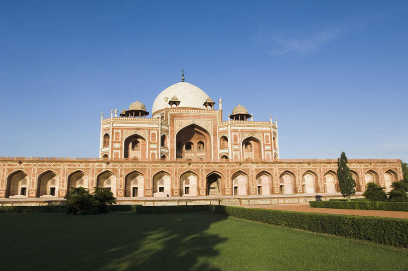 无人,横图,室外,白天,正面,旅游,度假,草地,草坪,名胜古迹,植物,门,标志建筑,地标,建筑,印度,亚洲,一排,阴影,遗迹,整齐,光线,影子,云,云朵,拱门,首都,云彩,古迹,文物,娱乐,建设,古建筑,草,树,树木,排列,蓝色,绿色,白云,蓝天,天空,阳光,自然,门框,天,享受,休闲,墓地,旅游胜地,放松,生长,晴朗,成长,皇帝,权威,坟墓,陵墓,队列,高贵,南亚,坟场,古文明,新德里,印度共和国,权力,统治,权势,天子,九五之尊,圣上,统治者,陛下,官家,势力,胡马雍,胡马雍陵,晴空,彩图