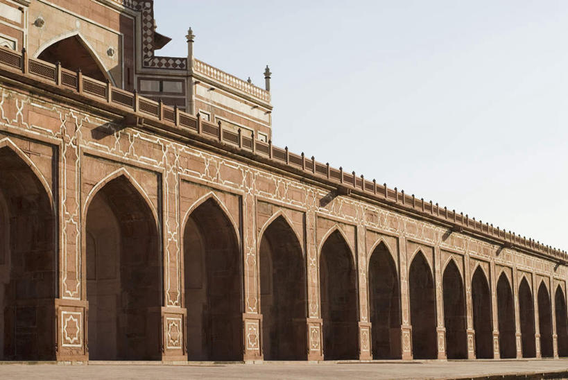 无人,横图,室外,白天,仰视,旅游,度假,名胜古迹,门,标志建筑,地标,建筑,印度,亚洲,一排,阴影,遗迹,整齐,装饰,光线,雕刻,影子,拱门,走道,走廊,过道,首都,古迹,文物,娱乐,建设,古建筑,排列,蓝色,蓝天,天空,阳光,门框,天,享受,休闲,墓地,旅游胜地,放松,晴朗,皇帝,华丽,修饰,点缀,权威,坟墓,陵墓,队列,高贵,南亚,坟场,古文明,万里无云,新德里,印度共和国,衬托,美观,雅致,雅观,权力,统治,权势,雕镂,雕琢,镌刻,天子,九五之尊,圣上,统治者,陛下,官家,势力,胡马雍,胡马雍陵,晴空,晴空万里,彩图,低角度拍摄