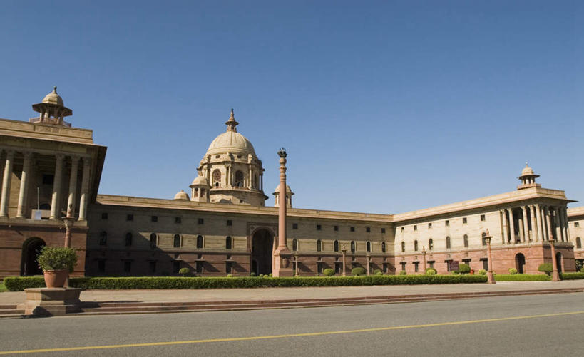 无人,家,宫殿,横图,室外,白天,正面,旅游,度假,植物,别墅,窗户,标志建筑,道路,地标,建筑,路,公路,印度,亚洲,一排,阴影,整齐,光线,盆栽,影子,房屋,墙,屋子,公寓,分界线,盆景,停车线,交通,首都,娱乐,建设,洋房,楼房,玻璃窗,墙壁,墙面,住宅,排列,蓝色,绿色,蓝天,天空,阳光,自然,天,享受,休闲,旅游胜地,放松,生长,晴朗,成长,车行道,车行道分界线,队列,标线,南亚,车行线,总统府,万里无云,新德里,印度共和国,维多利亚宫,印度总统府,晴空,晴空万里,马路,彩图,房子