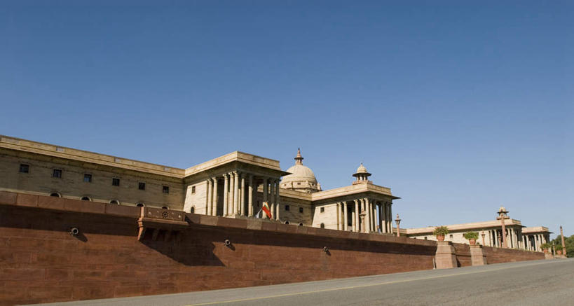 无人,家,宫殿,横图,室外,白天,仰视,旅游,度假,植物,别墅,窗户,标志建筑,道路,地标,建筑,路,公路,印度,亚洲,一排,阴影,整齐,光线,盆栽,影子,房屋,墙,屋子,公寓,分界线,盆景,停车线,交通,首都,娱乐,建设,洋房,楼房,玻璃窗,墙壁,墙面,住宅,排列,蓝色,绿色,蓝天,天空,阳光,自然,天,享受,休闲,旅游胜地,放松,生长,晴朗,成长,车行道,车行道分界线,队列,标线,南亚,车行线,总统府,万里无云,新德里,印度共和国,维多利亚宫,印度总统府,晴空,晴空万里,马路,彩图,低角度拍摄,房子