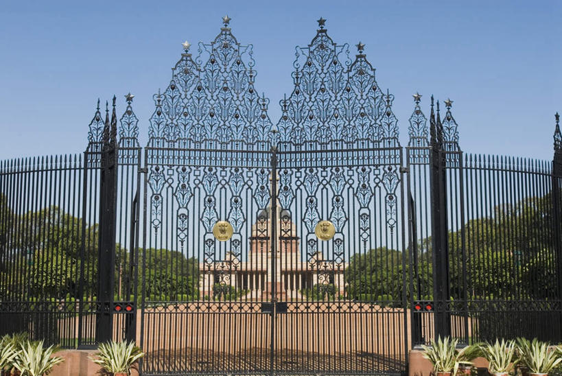 无人,家,宫殿,横图,室外,白天,仰视,旅游,度假,植物,别墅,门,标志建筑,道路,地标,建筑,路,印度,亚洲,阴影,光线,影子,房屋,屋子,公寓,小路,交通,首都,娱乐,建设,洋房,楼房,住宅,树,树木,蓝色,绿色,蓝天,天空,阳光,自然,门框,天,享受,休闲,旅游胜地,放松,生长,晴朗,成长,南亚,总统府,万里无云,新德里,印度共和国,维多利亚宫,印度总统府,晴空,晴空万里,彩图,低角度拍摄,房子