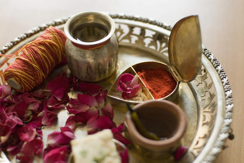 无人,横图,俯视,室内,特写,白天,朦胧,模糊,盛开,碟子,盘,调味,香料,佐料,花蕾,线团,花,花瓣,花朵,鲜花,盘子,碟,花苞,花蕊,配料,作料,彩图,高角度拍摄