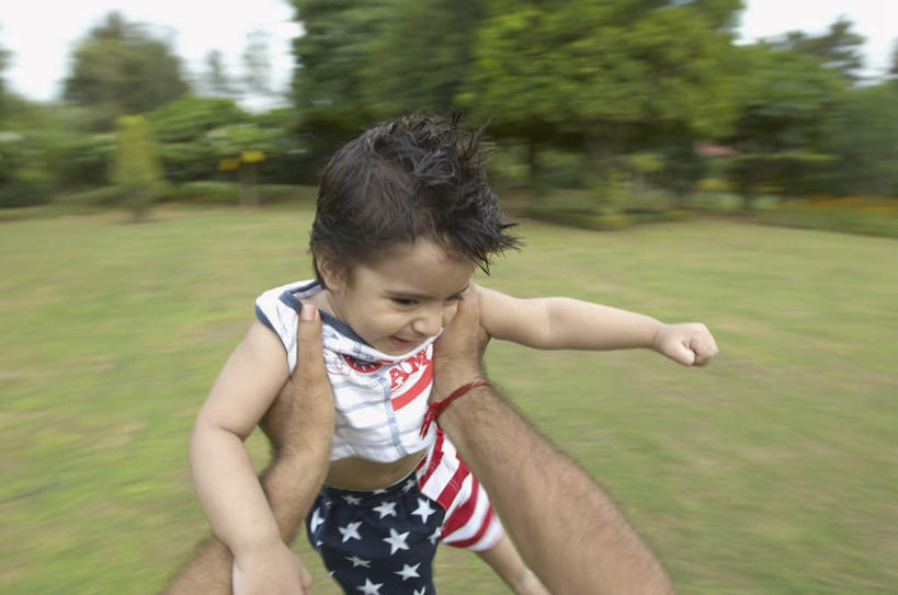 儿童,两个人,家庭,父亲,儿子,举,笑,微笑,露齿笑,横图,室外,白天,正面,纯洁,草地,草坪,植物,亚洲,服装,朦胧,模糊,休闲装,草,小孩,衣服,绿色,托,休闲,温暖,温馨,父子,一家人,休闲服,父爱,可爱,童年,童趣,服饰,和睦,转圈,童真,烂漫,无邪,天真,男孩,男人,男性,年轻男性,亚洲人,印度人,孩子,年轻人,举起,举手,举着,向上举,向上伸,向上托,半身,彩图,融洽,男生