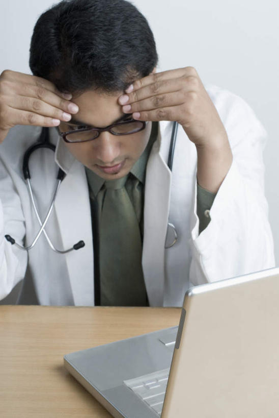 一个人,医生,坐,竖图,俯视,室内,白天,工作服,制服,电脑,笔记本电脑,亚洲,仅一个男性,仅一个人,撑,网络,眼镜,注视,通讯设备,仅一个年轻男性,听诊器,观察,看,医护人员,医疗人员,观看,察看,医疗设备,无线,撑着,关注,医疗器械,通信设备,无线网络,医疗工具,近视眼镜,无线上网,便携式电脑,工作制服,检测工具,手提电脑,男人,男性,年轻男性,亚洲人,印度人,额头,大夫,坐着,半身,彩图,高角度拍摄,工作套服