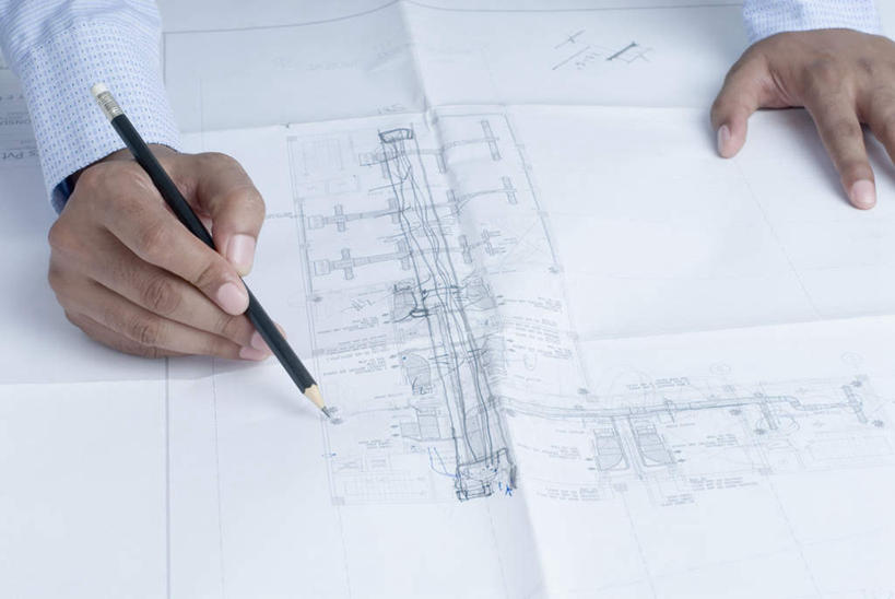 手,一个人,横图,俯视,室内,白天,工作服,制服,亚洲,双手,仅一个男性,仅一个人,握,笔,图纸,设计图,拿,拎,拿着,仅一个年轻男性,手部,握着,工程图,草图,蓝图,工作制服,男人,男性,年轻男性,亚洲人,印度人,设计,半身,彩图,高角度拍摄,工作套服,拎着