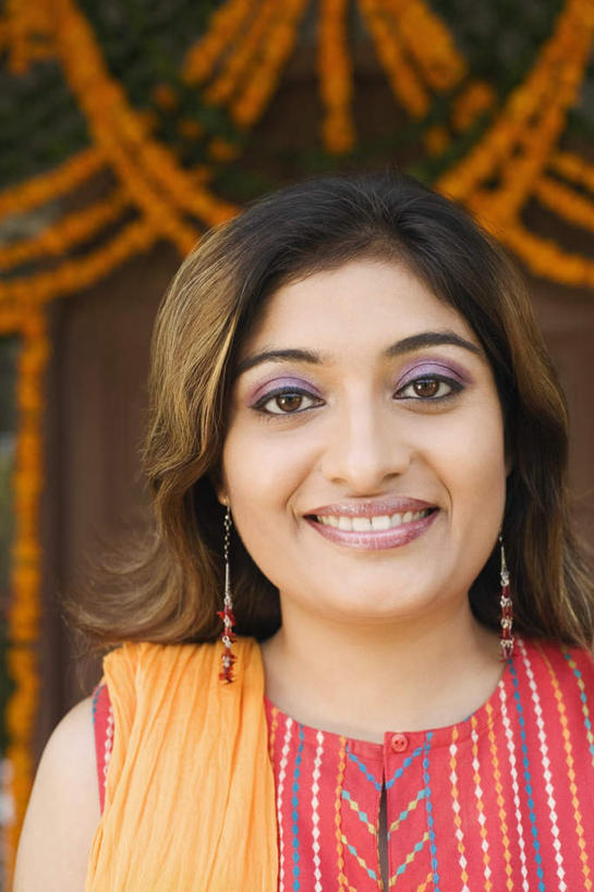 脸,头,脸颊,一个人,站,笑,微笑,露齿笑,竖图,室外,特写,白天,正面,民族服装,门,亚洲,仅一个年轻女性,仅一个女性,仅一个人,朦胧,模糊,装饰,注视,肩膀,彩带,门框,观察,看,站着,服饰,观看,飘逸,彩条,察看,庄重,关注,追求,纱丽,雅致,毛条,七彩毛条,装饰彩带,纱丽服,清婉,妍丽,年轻女性,女人,女性,亚洲人,印度人,头部,脸部,脸蛋,面部,站立,半身,彩图,传统服装,民俗服,奢华