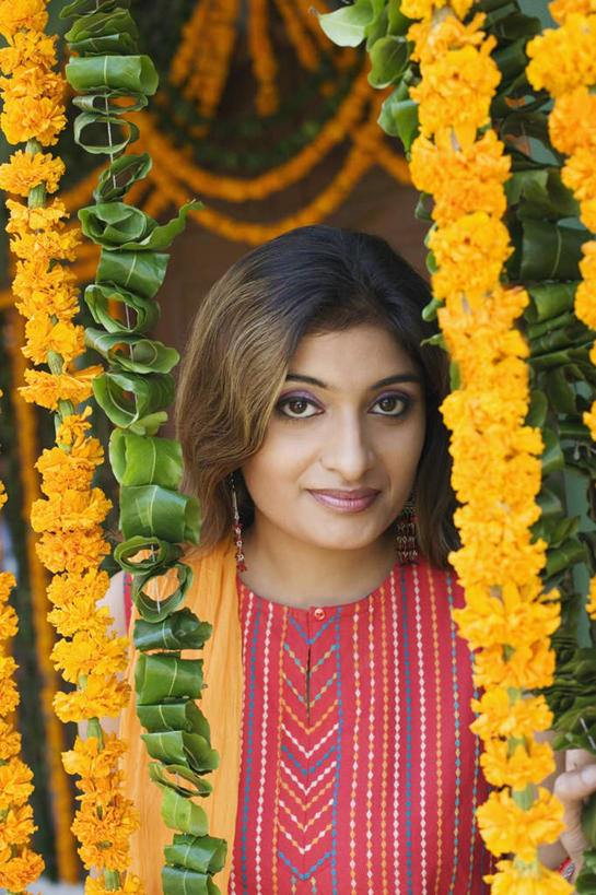 一个人,站,竖图,室外,白天,正面,民族服装,门,亚洲,仅一个年轻女性,仅一个女性,仅一个人,装饰,盛开,花蕾,注视,花,花瓣,花朵,鲜花,彩带,门框,花苞,花蕊,观察,看,站着,服饰,观看,飘逸,彩条,察看,庄重,关注,追求,纱丽,雅致,毛条,七彩毛条,装饰彩带,纱丽服,清婉,妍丽,年轻女性,女人,女性,亚洲人,印度人,站立,半身,彩图,传统服装,民俗服,奢华