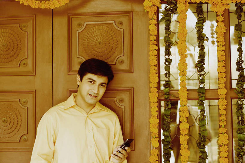 一个人,站,笑,打电话,微笑,露齿笑,横图,室外,白天,正面,门,电话,手机,亚洲,仅一个男性,仅一个人,握,服装,盛开,拿,花蕾,拎,拿着,注视,休闲装,通讯设备,花,花瓣,花朵,鲜花,仅一个年轻男性,衣服,彩带,门框,花苞,花蕊,观察,看,站着,休闲,休闲服,握着,服饰,观看,彩条,察看,关注,毛条,七彩毛条,装饰彩带,交流,男人,男性,年轻男性,亚洲人,印度人,沟通,通话,站立,半身,彩图,拎着