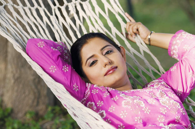 一个人,躺,横图,俯视,室外,白天,植物,床,吊床,亚洲,仅一个年轻女性,仅一个女性,仅一个人,吊挂,握,悬挂,服装,朦胧,模糊,挂,注视,休闲装,树,树木,衣服,绿色,自然,观察,看,享受,休闲,休闲服,握着,服饰,生长,成长,观看,察看,安逸,关注,安适,清闲,卧着,年轻女性,女人,女性,亚洲人,印度人,躺着,卧,半身,彩图,高角度拍摄