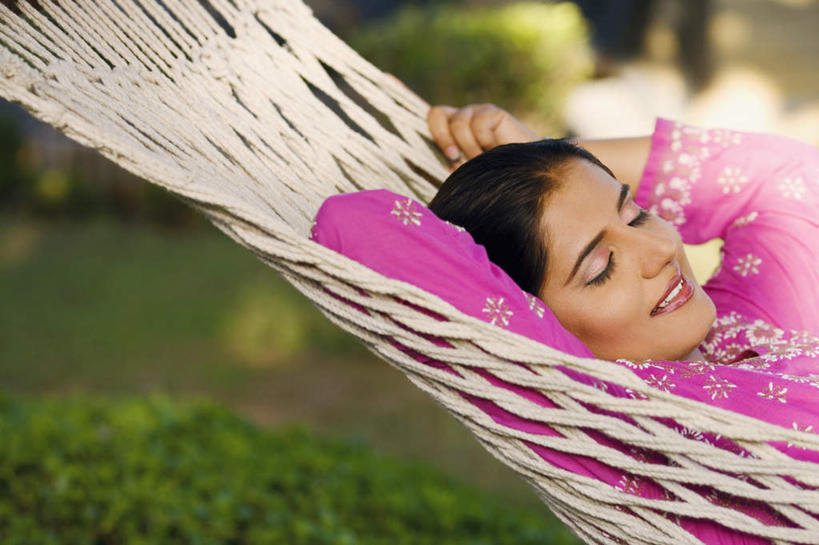 一个人,躺,闭眼,横图,室外,白天,侧面,植物,床,吊床,亚洲,仅一个年轻女性,仅一个女性,仅一个人,吊挂,握,悬挂,服装,朦胧,模糊,挂,休闲装,树,树木,衣服,绿色,自然,享受,休闲,休闲服,握着,服饰,生长,成长,安逸,安适,清闲,卧着,年轻女性,女人,女性,亚洲人,印度人,闭眼睛,闭着眼,闭着眼睛,躺着,卧,半身,彩图