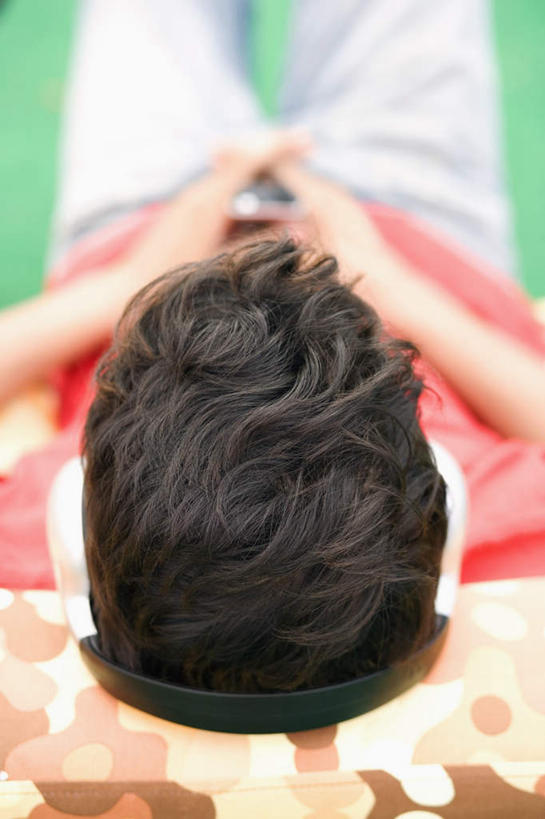 一个人,坐,竖图,室内,白天,正面,快乐,满意,幸福,沙发,亚洲,仅一个男性,仅一个人,握,服装,朦胧,模糊,音响,音乐,休闲装,娱乐,仅一个年轻男性,衣服,耳机,享受,休闲,休闲服,放松,握着,服饰,舒适,享乐,布艺沙发,男人,男性,年轻男性,亚洲人,印度人,坐着,半身,彩图