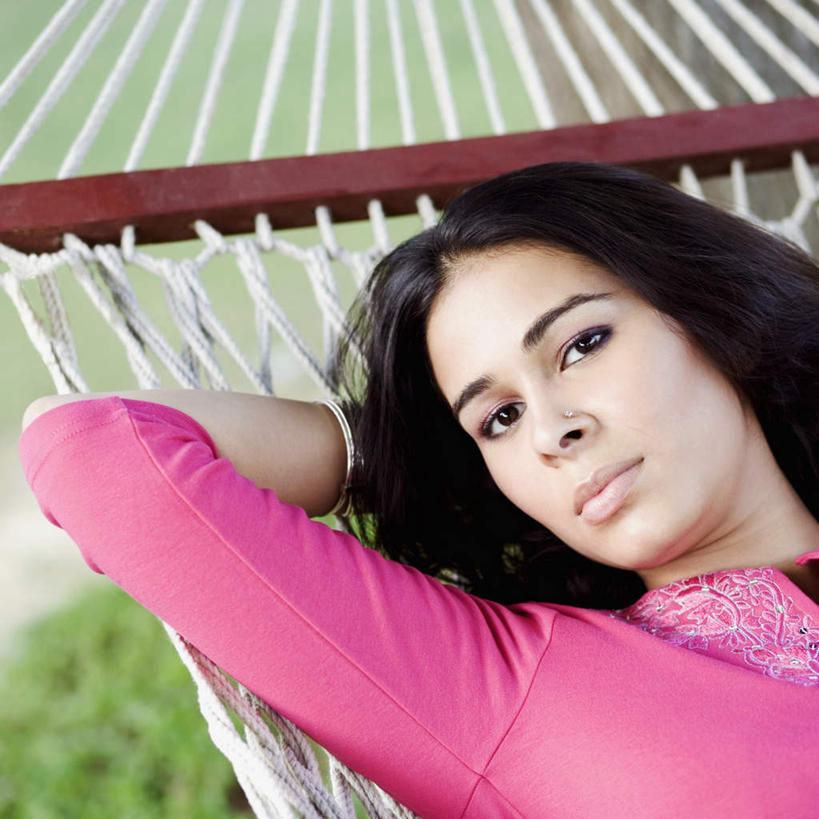 一个人,躺,横图,室外,白天,正面,草地,草坪,植物,床,吊床,亚洲,仅一个年轻女性,仅一个女性,仅一个人,抱头,吊挂,悬挂,服装,朦胧,模糊,挂,注视,休闲装,草,衣服,绿色,观察,看,享受,休闲,休闲服,服饰,观看,察看,安逸,关注,鼻环,安适,清闲,卧着,年轻女性,女人,女性,亚洲人,印度人,躺着,卧,半身,彩图