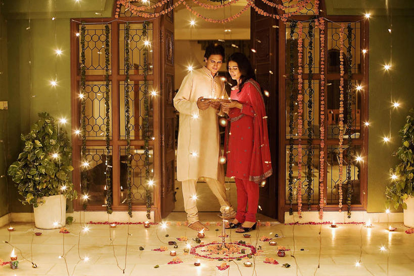 两个人,夫妻,站,捧,横图,室内,白天,正面,民族服装,爱情,婚礼,快乐,门,蜡烛,照明,亚洲,节日,朦胧,模糊,庆祝,彩灯,烟雾,灯光,结婚,浪漫,燃烧,注视,文化,灯,佛香,盘子,香火,香烛,灯具,门框,观察,看,祈祷,站着,习俗,健康,喜庆,恩爱,许愿,恋人,宗教,服饰,花灯,信仰,烧香,观看,纪念,飘逸,祈求,照亮,察看,庄重,照明设备,关注,追求,纱丽,雅致,纱丽服,清婉,妍丽,平安,男人,男性,年轻男性,年轻女性,女人,女性,亚洲人,印度人,夫妇,情侣,端,端着,捧着,手捧,站立,彩图,全身,传统服装,民俗服,高兴,伴侣,奢华