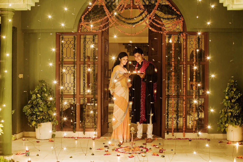 两个人,夫妻,站,捧,横图,室内,白天,正面,民族服装,爱情,婚礼,快乐,门,蜡烛,照明,亚洲,节日,朦胧,模糊,庆祝,彩灯,烟雾,灯光,结婚,浪漫,燃烧,注视,文化,灯,佛香,盘子,香火,香烛,灯具,门框,观察,看,祈祷,站着,习俗,健康,喜庆,恩爱,许愿,恋人,宗教,服饰,花灯,信仰,烧香,观看,纪念,飘逸,祈求,照亮,察看,庄重,照明设备,关注,追求,纱丽,雅致,纱丽服,清婉,妍丽,平安,男人,男性,年轻男性,年轻女性,女人,女性,亚洲人,印度人,夫妇,情侣,端,端着,捧着,手捧,站立,彩图,全身,传统服装,民俗服,高兴,伴侣,奢华