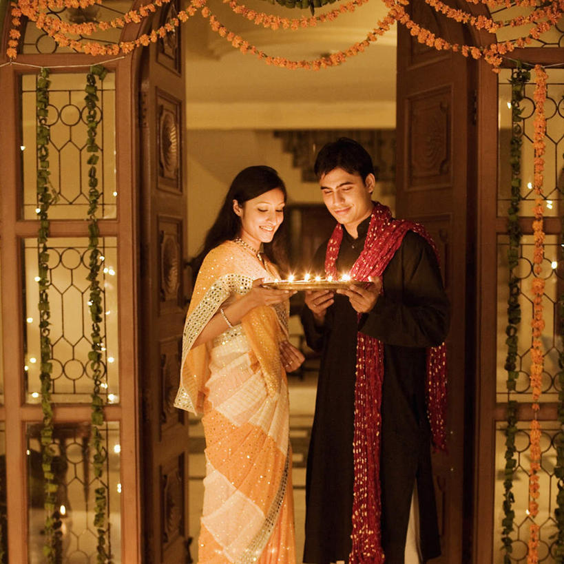 两个人,夫妻,站,捧,横图,室内,白天,正面,民族服装,爱情,婚礼,快乐,门,蜡烛,照明,亚洲,节日,朦胧,模糊,庆祝,彩灯,烟雾,灯光,结婚,浪漫,燃烧,注视,文化,灯,佛香,盘子,香火,香烛,灯具,门框,观察,看,祈祷,站着,习俗,健康,喜庆,恩爱,许愿,恋人,宗教,服饰,花灯,信仰,烧香,观看,纪念,飘逸,祈求,照亮,察看,庄重,照明设备,关注,追求,纱丽,雅致,纱丽服,清婉,妍丽,平安,男人,男性,年轻男性,年轻女性,女人,女性,亚洲人,印度人,夫妇,情侣,端,端着,捧着,手捧,站立,半身,彩图,传统服装,民俗服,高兴,伴侣,奢华