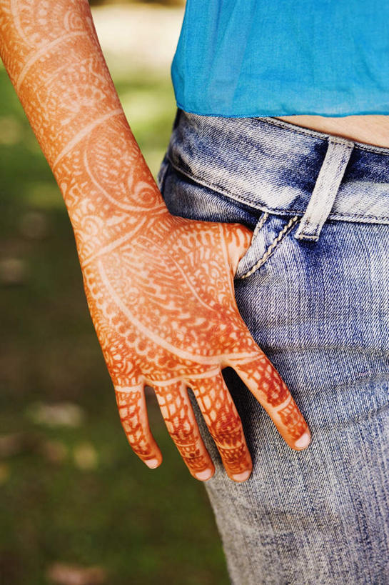 一个人,站,竖图,室外,白天,正面,亚洲,仅一个年轻女性,仅一个女性,仅一个人,服装,艺术,彩绘,休闲装,文化,衣服,站着,休闲,休闲服,服饰,手插袋,单手插袋,人体彩绘,单手抄兜,单手放兜,美观,纹身彩绘,年轻女性,女人,女性,亚洲人,印度人,插兜,手插兜,手放口袋,站立,半身,彩图,手抄兜