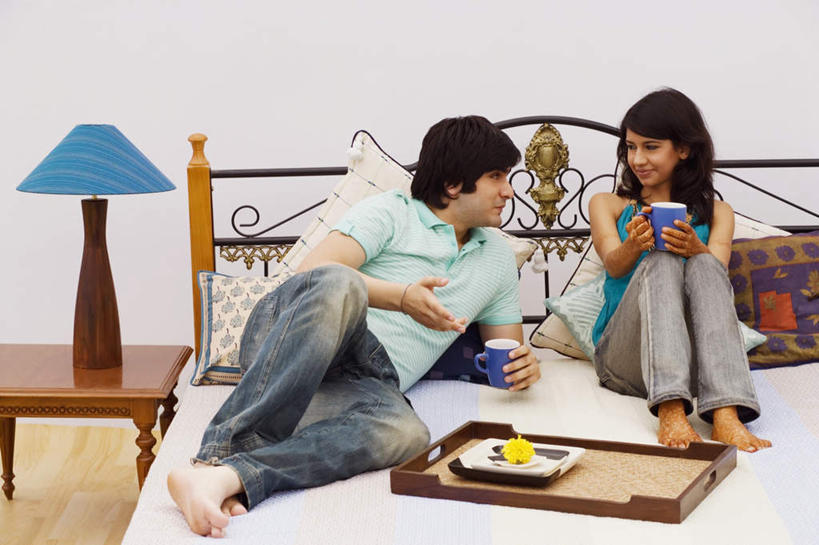 两个人,夫妻,坐,捧,横图,室内,白天,正面,爱情,床,靠垫,卧室,杯子,亚洲,服装,双人床,灯光,床单,靠枕,浪漫,注视,休闲装,被子,灯,衣服,水杯,灯具,垫子,枕头,观察,看,休闲,休闲服,恩爱,恋人,服饰,观看,察看,被单,照明设备,关注,床头灯,男人,男性,年轻男性,年轻女性,女人,女性,亚洲人,印度人,夫妇,情侣,茶杯,端,端着,捧着,手捧,坐着,彩图,全身,睡房,卧房,伴侣