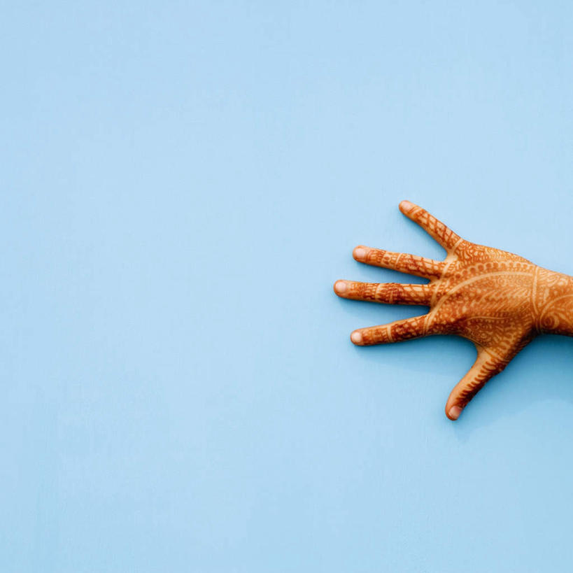 手,一个人,横图,室内,特写,白天,正面,亚洲,仅一个年轻女性,仅一个女性,仅一个人,张开,蓝色背景,艺术,彩绘,文化,手部,摄影,影棚,单手,人体彩绘,美观,纹身彩绘,年轻女性,女人,女性,亚洲人,印度人,半身,彩图,影棚拍摄,拍摄