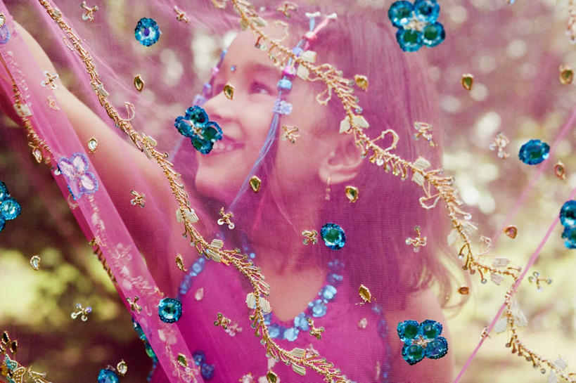 儿童,脸,头,脸颊,一个人,站,笑,微笑,露齿笑,横图,室外,特写,白天,正面,民族服装,纯洁,亚洲,仅一个女性,仅一个人,朦胧,模糊,注视,肩膀,小孩,观察,看,站着,仅一个小孩,可爱,童年,童趣,服饰,观看,飘逸,察看,庄重,关注,追求,童真,烂漫,无邪,纱丽,雅致,纱丽服,清婉,妍丽,天真,女孩,女人,女性,亚洲人,印度人,孩子,头部,脸部,脸蛋,面部,站立,半身,彩图,传统服装,民俗服,女生,奢华