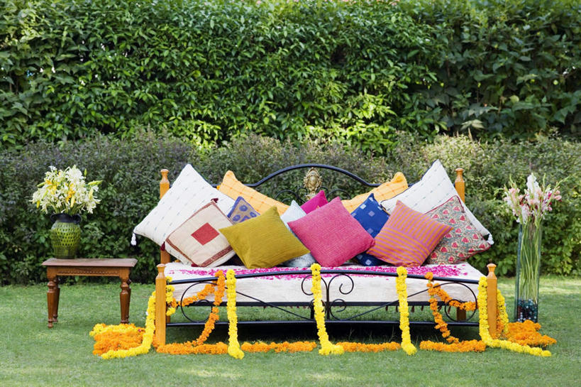 无人,横图,室外,白天,正面,爱情,草地,草坪,植物,床,靠垫,桌子,花瓶,盛开,木制,双人床,床单,靠枕,花蕾,茶几,被子,草,花,花瓣,花朵,鲜花,树,树木,黄色,绿色,自然,木制品,垫子,枕头,花苞,花蕊,菊花,生长,成长,吉祥,被单,高洁,长寿,怀恋,清净,真情,寿客,秋菊,彩图