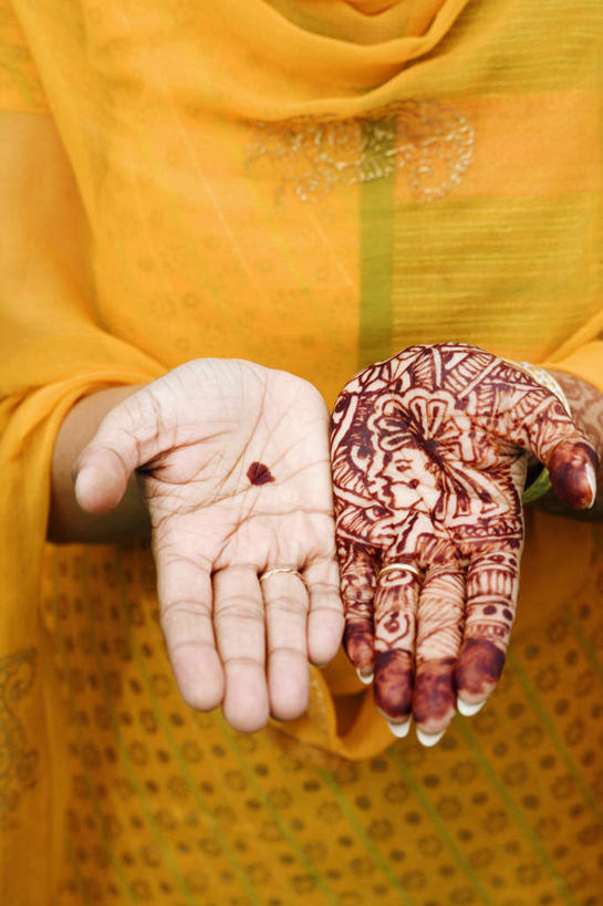 手掌,一个人,站,捧,竖图,室内,特写,白天,正面,民族服装,时尚,亚洲,仅一个女性,仅一个人,注视,文化,纹身,黄色,观察,看,站着,仅一个中年女性,个性,服饰,信仰,观看,飘逸,察看,庄重,关注,刺青,追求,想象,纱丽,文身,勇气,崇拜,张扬,雅致,纱丽服,清婉,妍丽,女人,女性,中年女性,亚洲人,印度人,端,端着,捧着,手捧,站立,半身,彩图,传统服装,民俗服,奢华