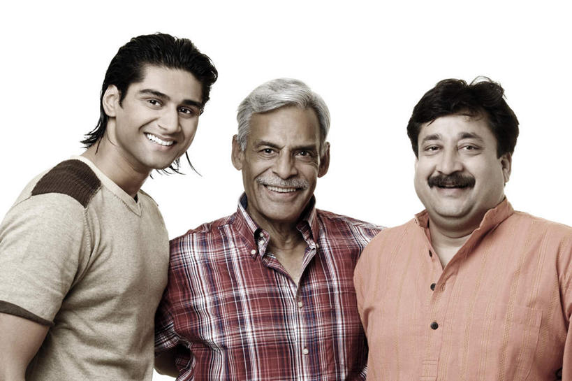 老年人,胡须,父亲,儿子,祖父,三代同堂,站,笑,微笑,横图,黑白,室内,白天,白色背景,正面,亚洲,服装,注视,休闲装,祖孙三代,衣服,观察,看,站着,休闲,温暖,温馨,父子,休闲服,父爱,摄影,服饰,影棚,爷爷,观看,祖孙,和睦,察看,关注,外公,外祖父,外孙,外孙子,老年男性,男人,男性,年轻男性,中年男性,亚洲人,印度人,年轻人,胡子,络腮胡,小胡子,全家福,孙子,站立,半身,影棚拍摄,拍摄,融洽,爸爸,多代同堂