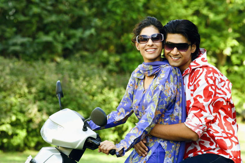 两个人,家庭,夫妻,坐,抱,笑,微笑,露齿笑,横图,室外,白天,侧面,民族服装,爱情,森林,树林,植物,亚洲,阴影,朦胧,模糊,光线,墨镜,眼镜,影子,浪漫,注视,车,树,树木,绿色,紫色,阳光,自然,太阳镜,太阳眼镜,交通工具,观察,看,温暖,温馨,一家人,遮阳镜,恩爱,恋人,服饰,助动车,抱着,观看,飘逸,和睦,察看,搂着,庄重,关注,追求,纱丽,雅致,纱丽服,清婉,妍丽,男人,男性,年轻男性,年轻女性,女人,女性,亚洲人,印度人,情侣,怀抱,搂,搂抱,相抱,拥抱,坐着,半身,彩图,传统服装,民俗服,伴侣,融洽,奢华