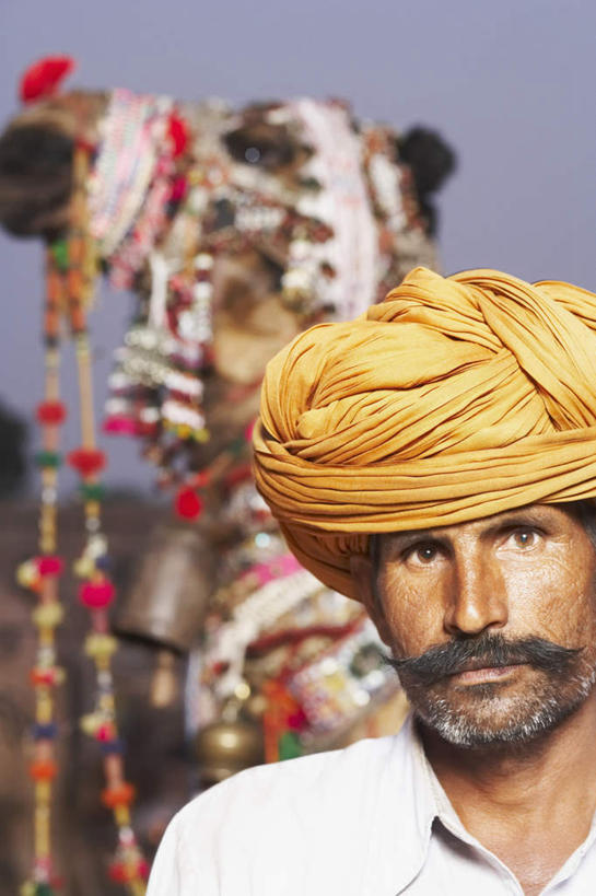 东方人,脸,头,脸颊,胡须,一个人,站,竖图,室外,特写,白天,正面,民族服装,野生动物,亚洲,仅一个男性,仅一个人,仅一个中年男性,朦胧,模糊,装饰,头巾,注视,黄种人,骆驼,肩膀,动物,绳子,观察,看,站着,可爱,活泼,观看,牵着,绳索,华丽,修饰,点缀,察看,关注,衬托,美观,雅致,雅观,男人,男性,中年男性,亚洲人,印度人,头部,胡子,络腮胡,脸部,脸蛋,面部,站立,半身,彩图,传统服装,民俗服