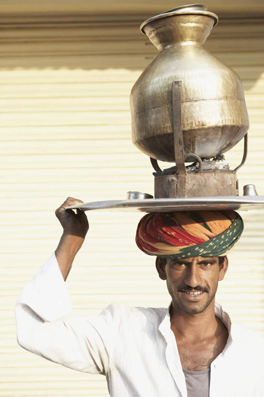 东方人,一个人,站,笑,微笑,露齿笑,竖图,室外,白天,正面,民族服装,金属制品,亚洲,仅一个男性,仅一个人,仅一个中年男性,阴影,光线,金属,罐子,影子,顶,注视,黄种人,阳光,瓶子,观察,看,托,站着,观看,察看,关注,男人,男性,中年男性,亚洲人,印度人,站立,半身,彩图,传统服装,民俗服